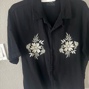 PacSun Black Short-Sleeve Button-Down Shirt with White Floral Embroidery Relaxed
